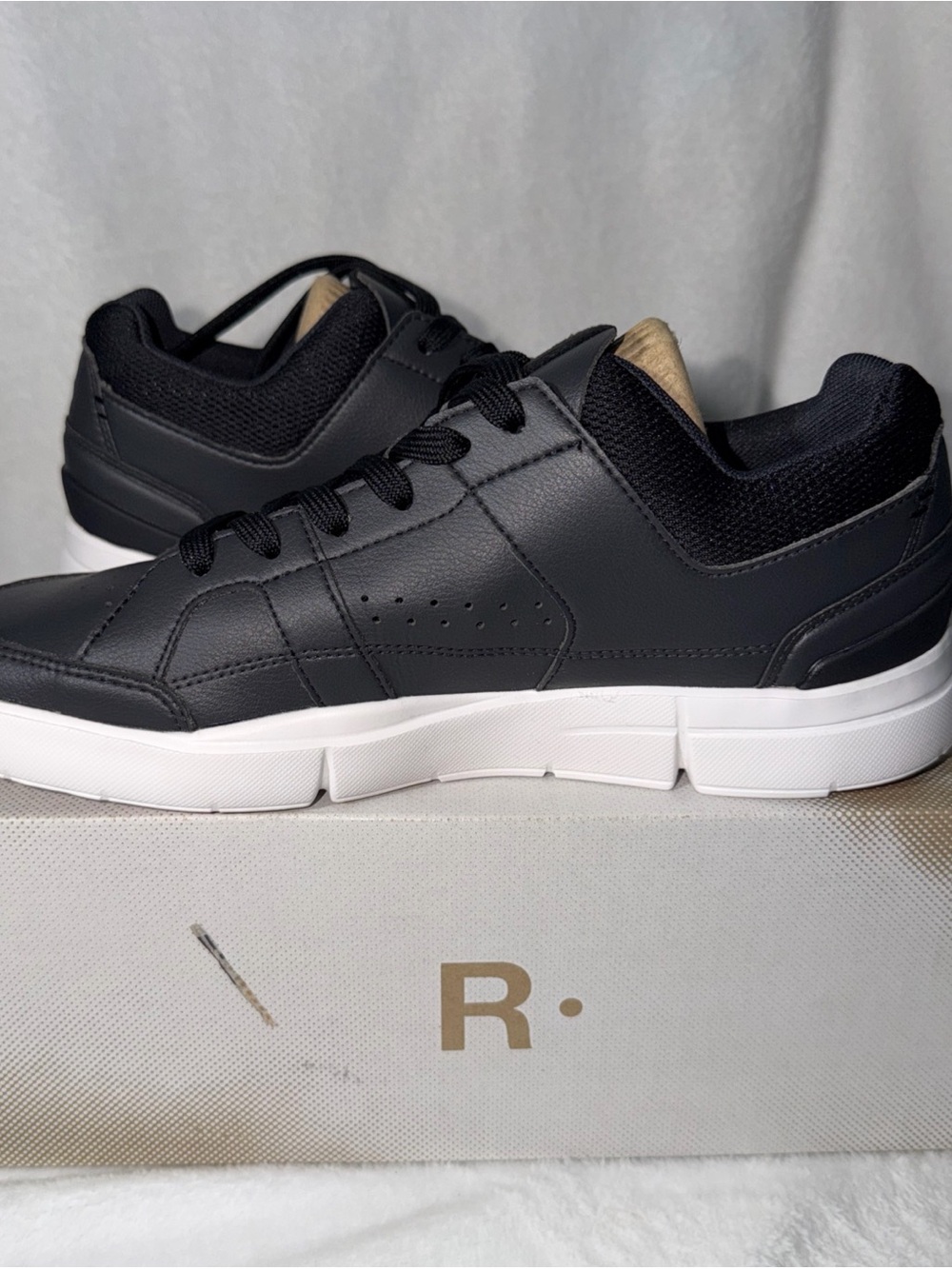 On the Roger Clubhouse Women's Tennis Shoes Black/White, Size W8.5 - Picture 2 of 10